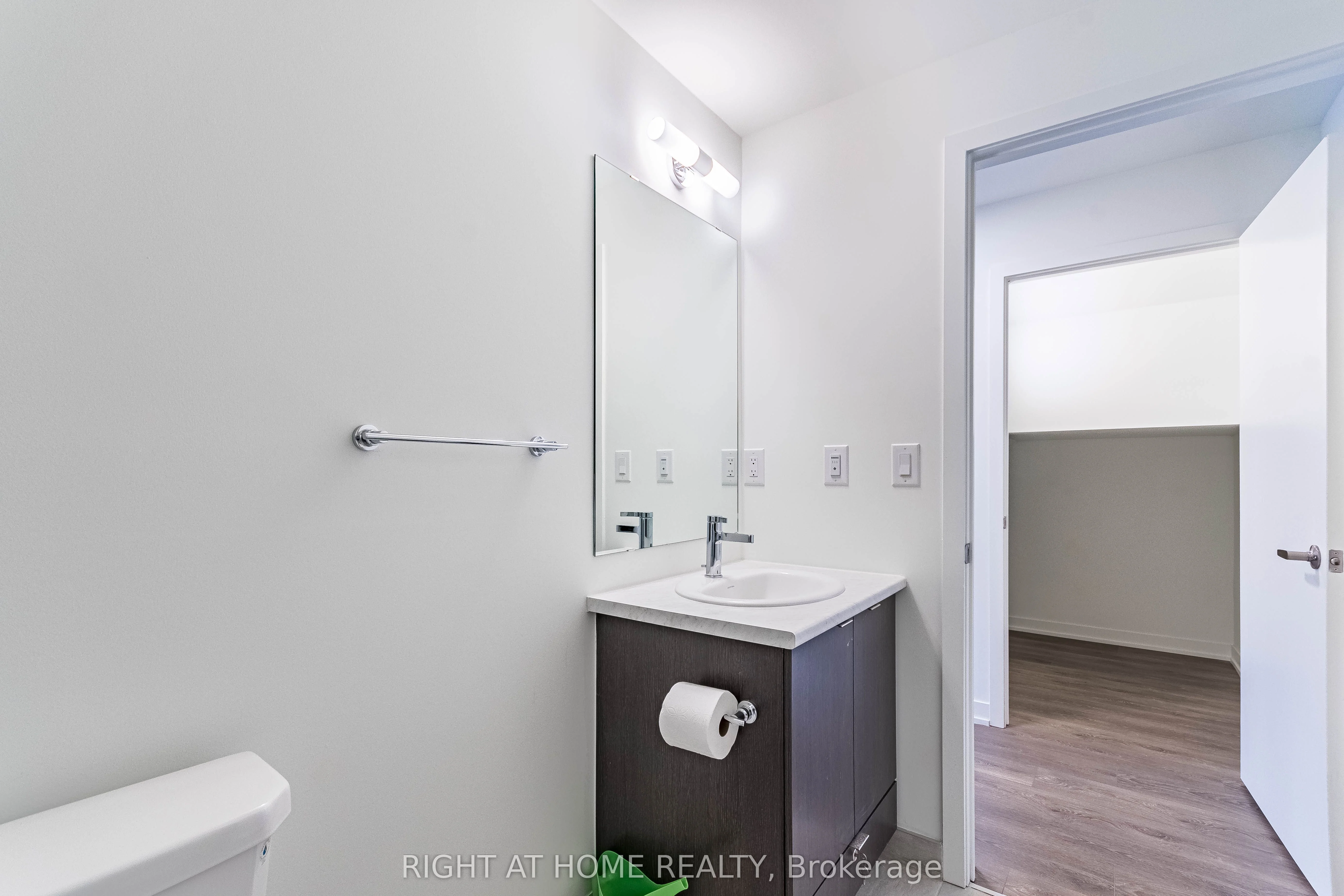 145 Canon Jackson Drive TH204, Toronto W04, ON M6M 0E1