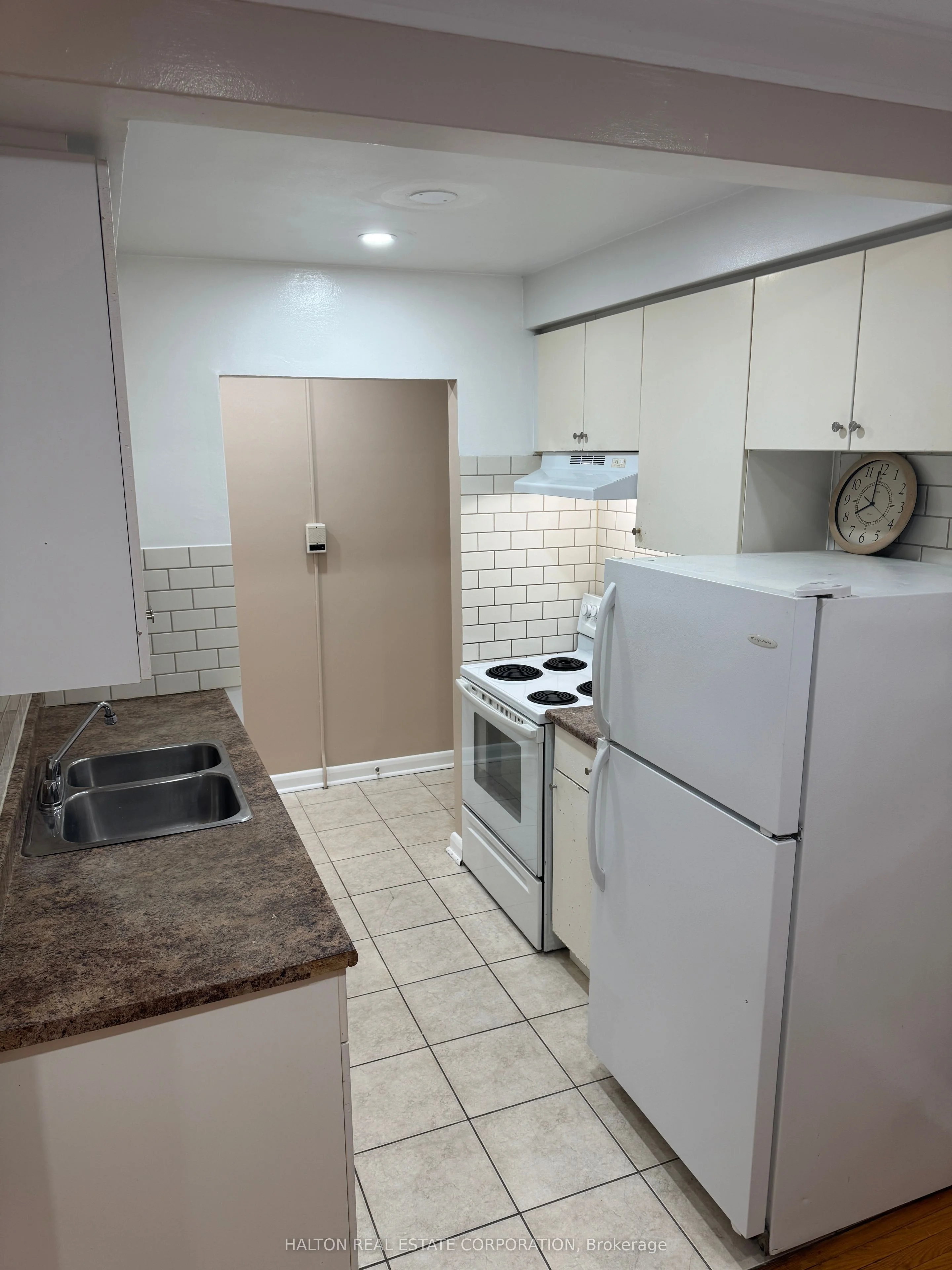 138 Portland Street 4, Toronto W06, ON M8Y 1B2