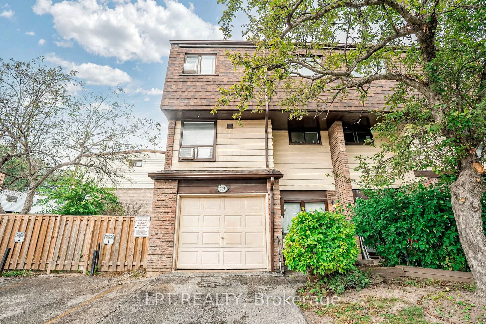 Condo Townhouse in Mississauga