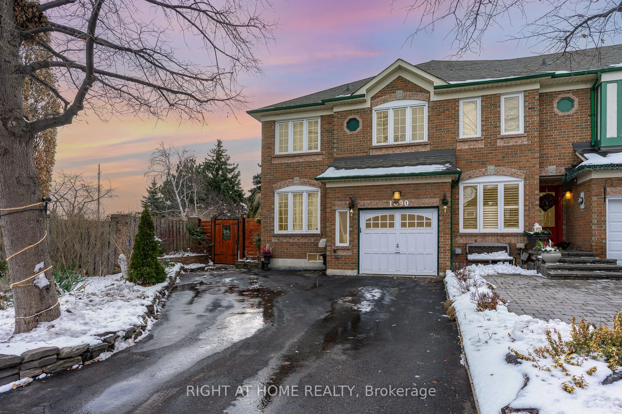 Att/Row/Townhouse in Oakville