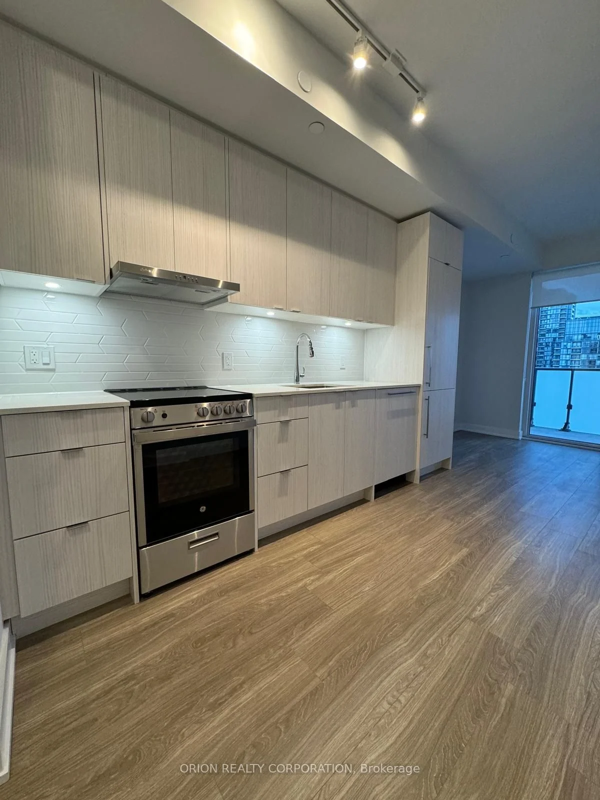4130 Parkside Village Drive 3007, Mississauga, On L5b 3m8