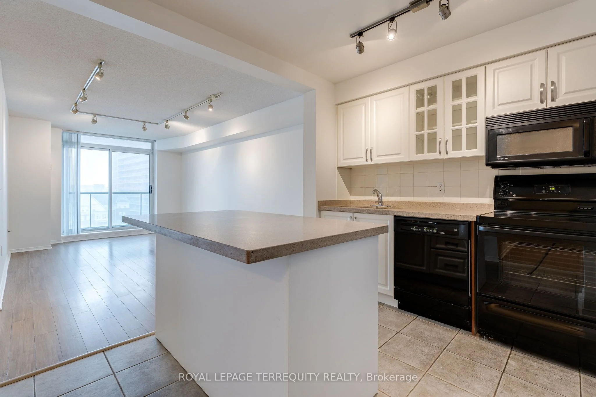 17 Michael Power Place 608, Toronto W08, On M9a 5g5