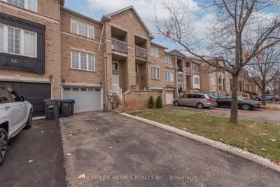 Att/Row/Townhouse in Brampton
