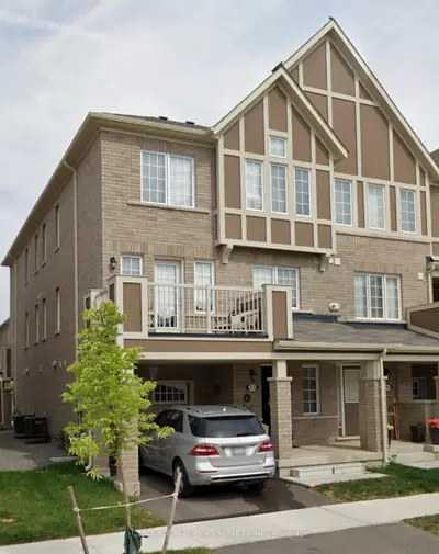 Att/Row/Townhouse in Milton