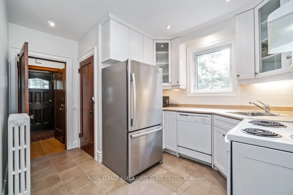 106 Glendonwynne Road Mn Flr, Toronto W02, ON M6P 3E4
