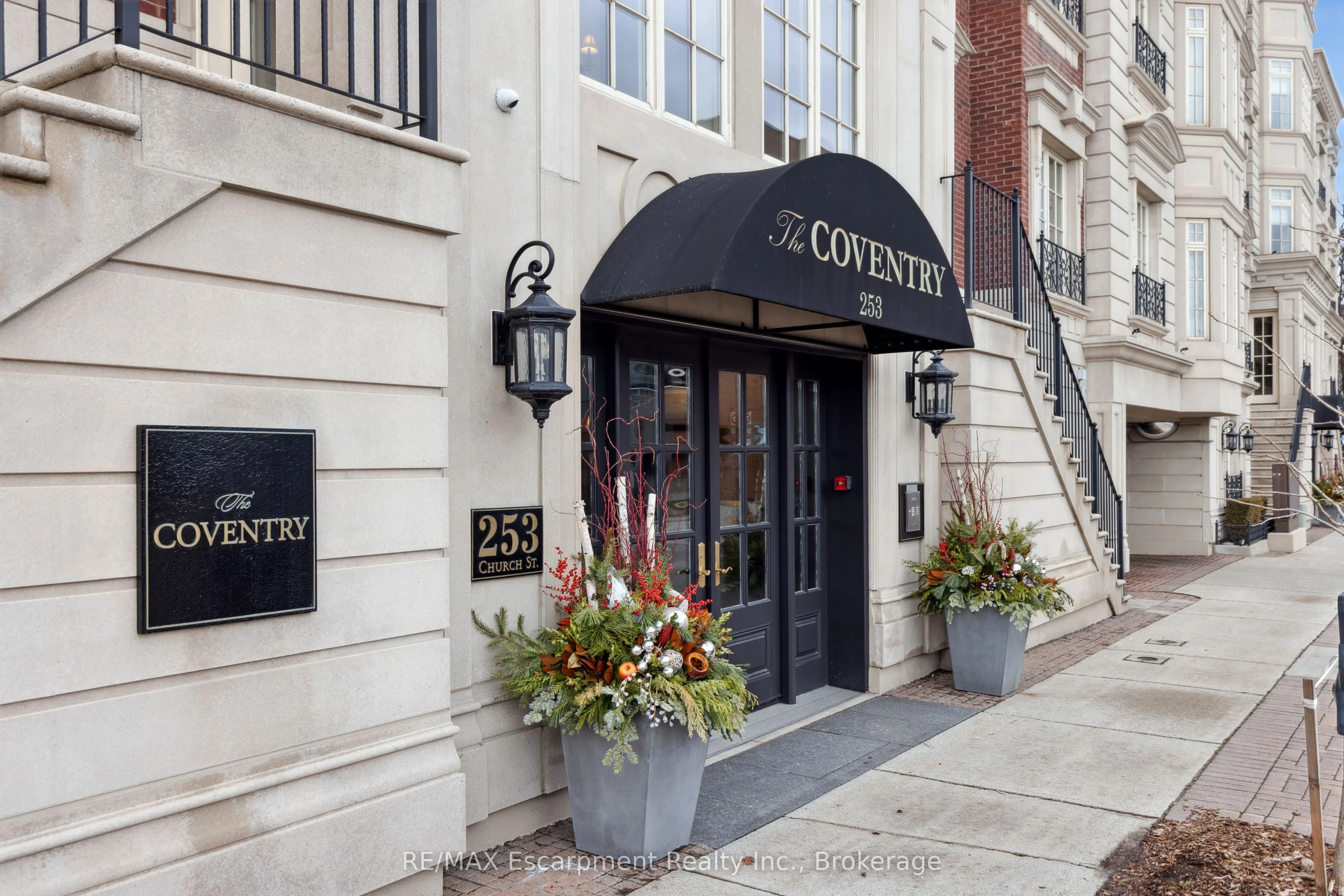 253 Church Street 302, Oakville, ON L6J 1N7