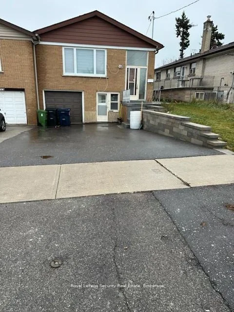 101 Spenvalley Drive Main, Toronto W05, On M3l 1z4