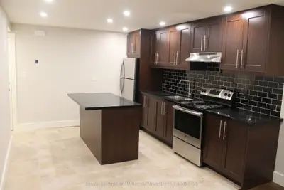 2555 Eglinton Avenue W 5, Toronto W03, On M6m 1t3