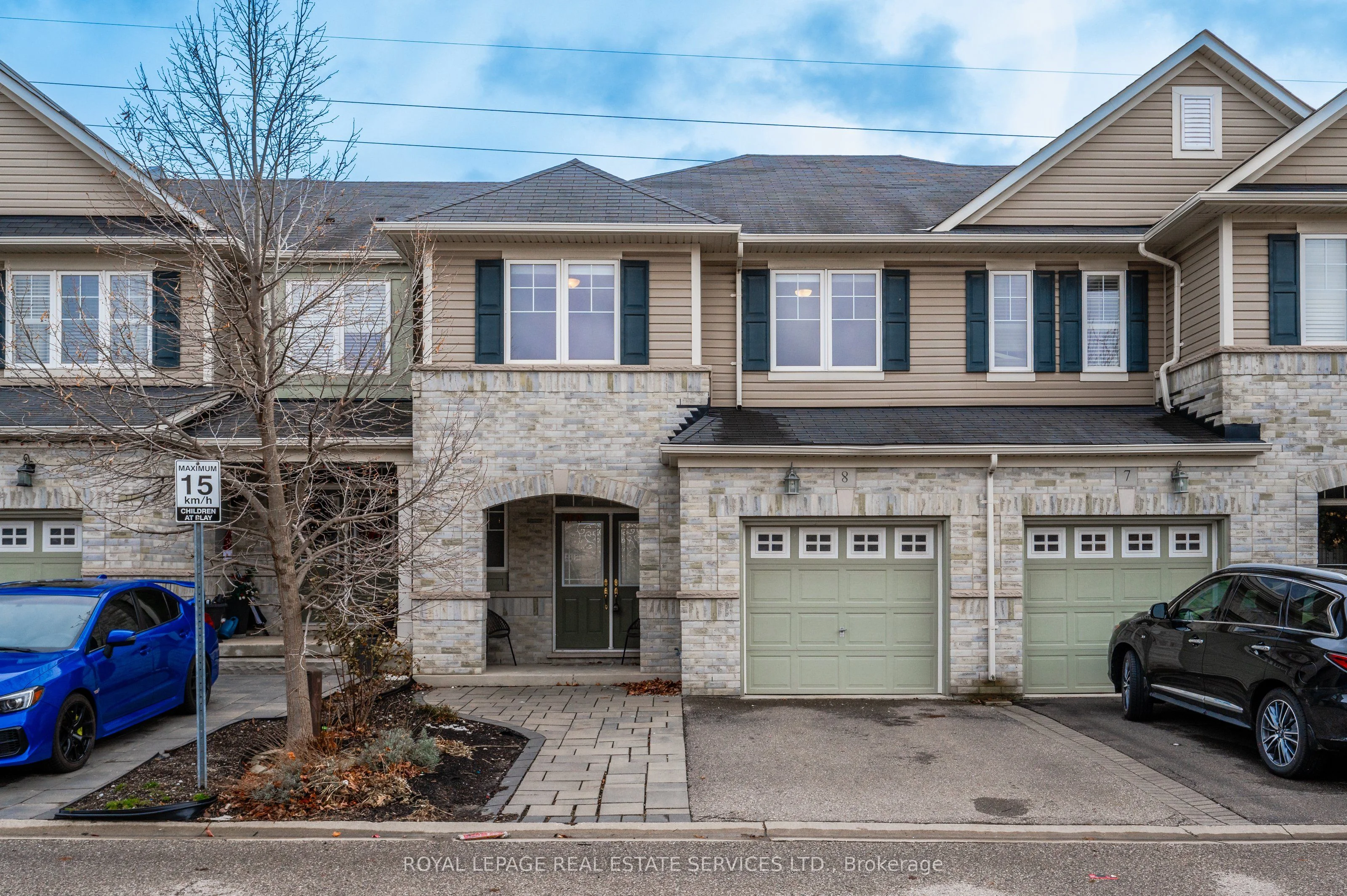 Att/Row/Townhouse in Oakville