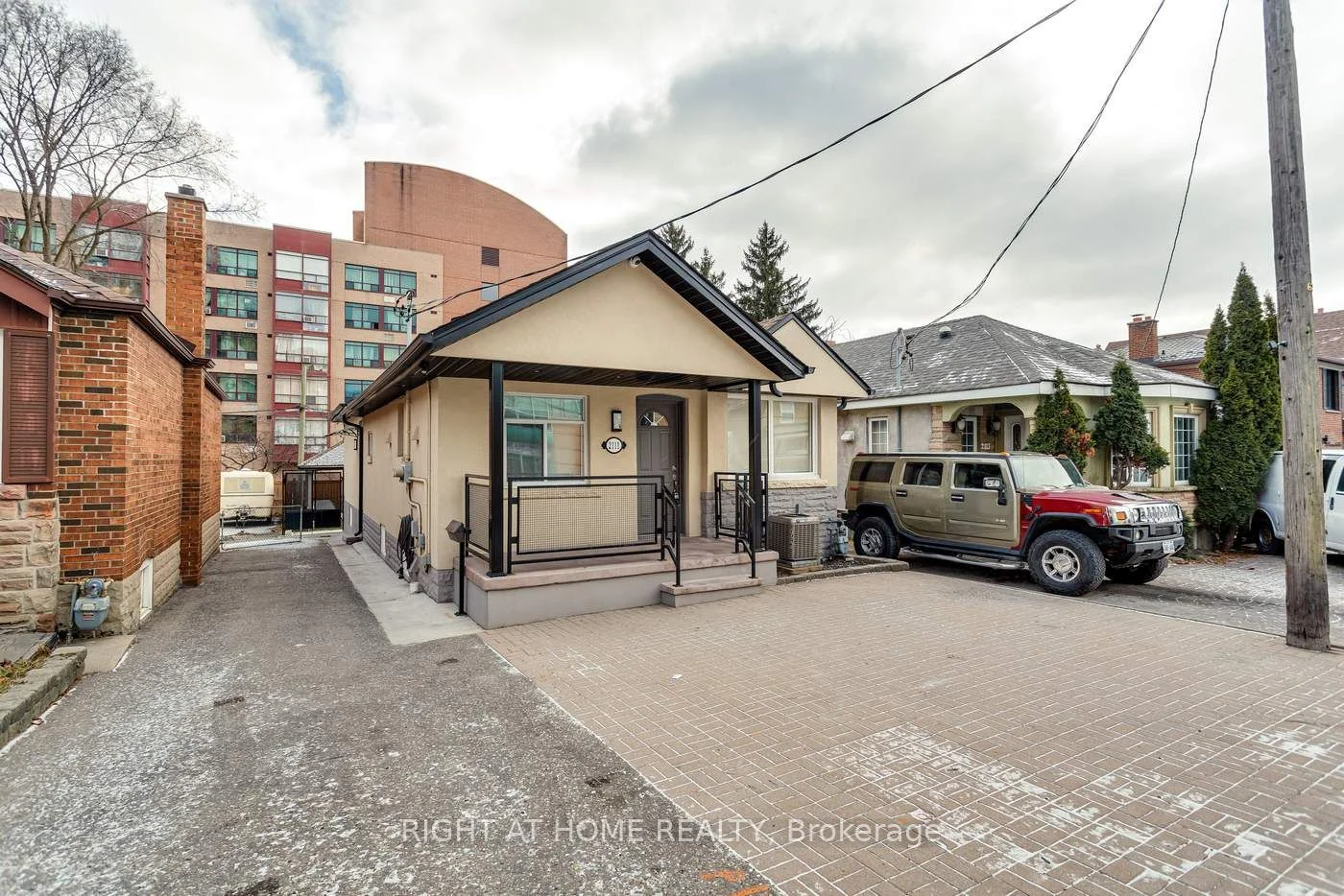 2111 Lawrence Avenue W Upper, Toronto W04, On M9n 1h7