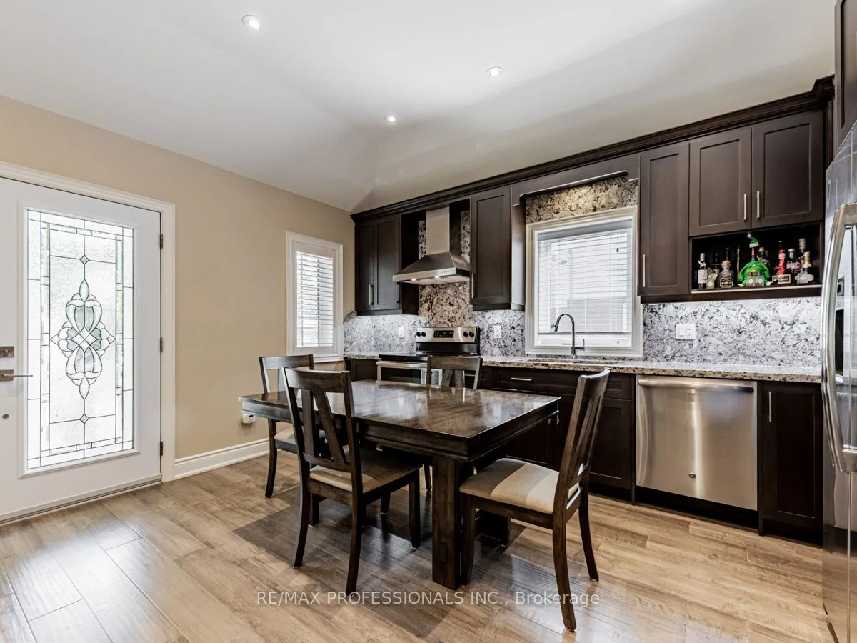 16 Lockerbie Avenue, Toronto W04, On M9n 3a1