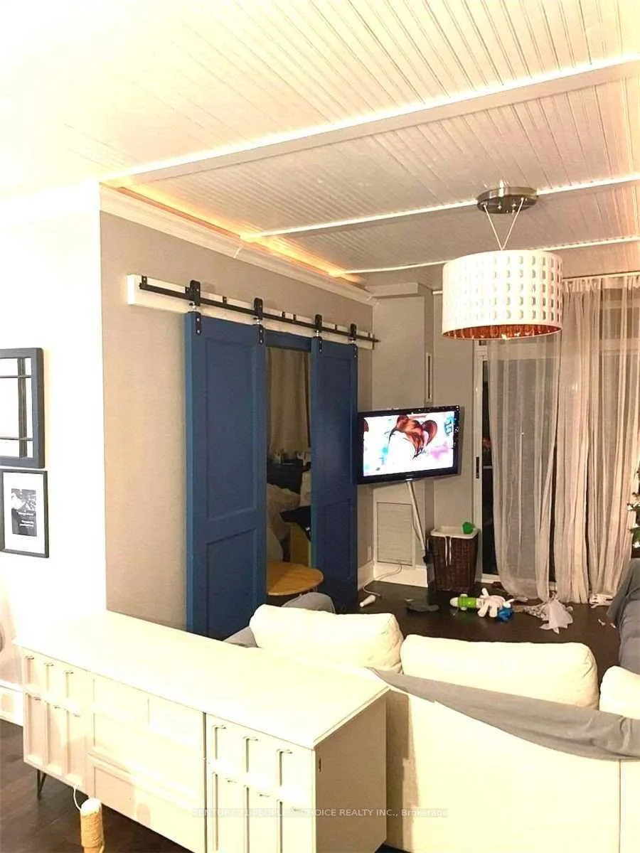 3880 Duke Of York Boulevard 203, Mississauga, ON L5B 4M7