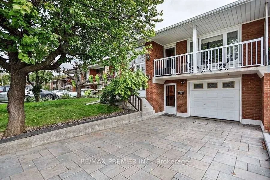 17 Rockbank Crescent, Toronto W05, On M9m 1l1