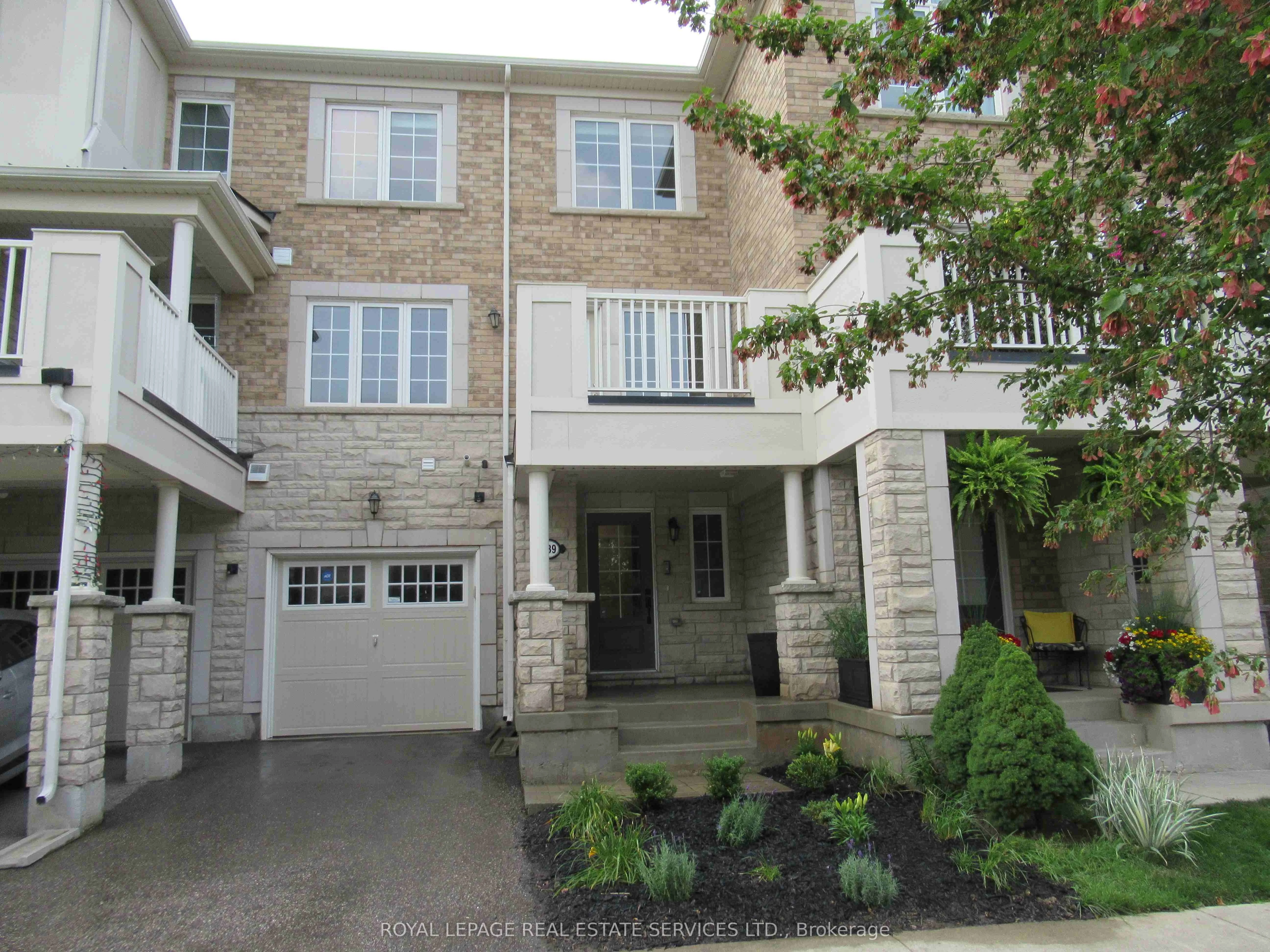 Att/Row/Townhouse in Oakville