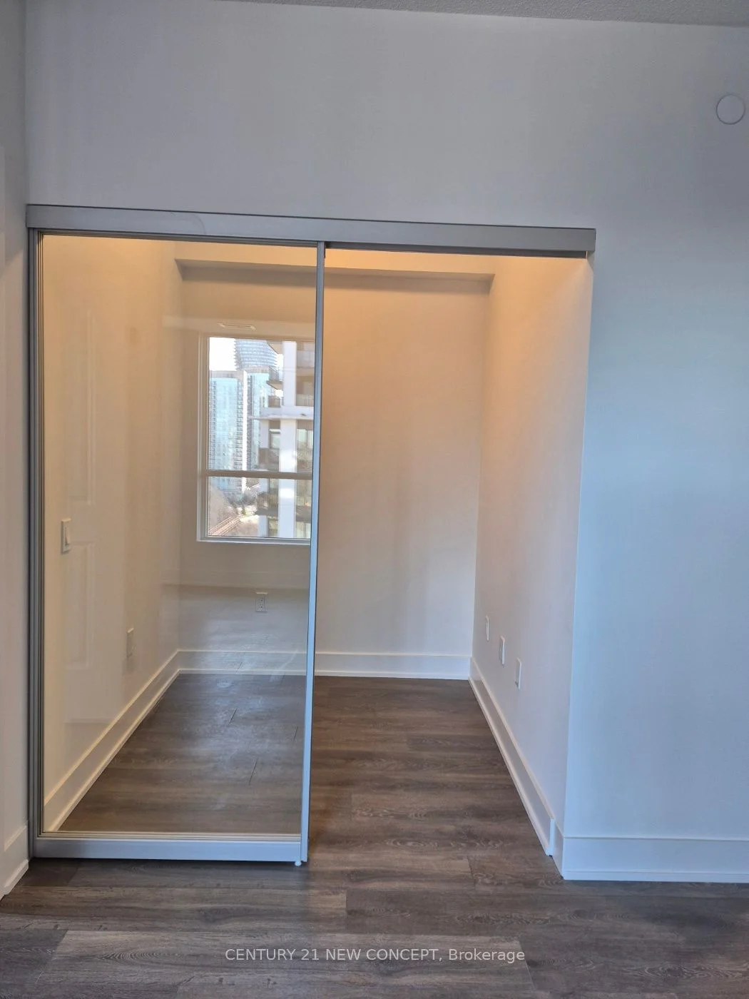 204 Burnhamthorpe Road E 1703, Mississauga, ON L5A 0B3
