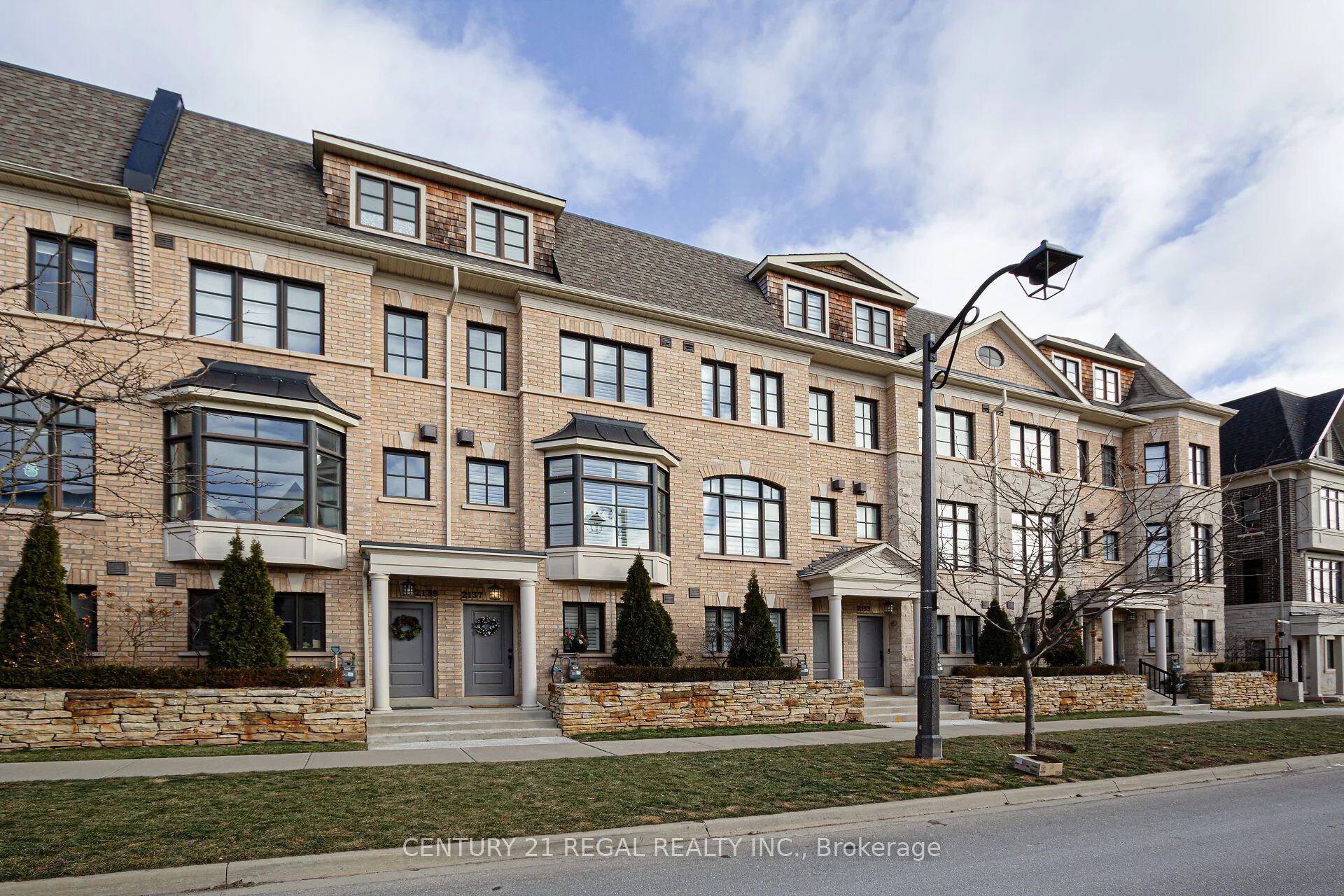 Att/Row/Townhouse in Oakville