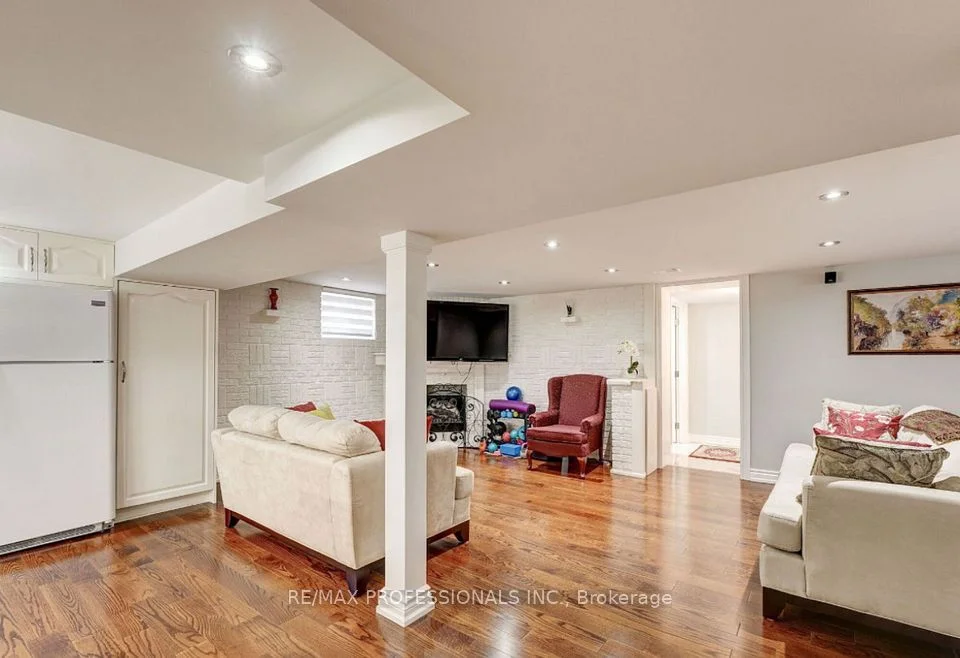 38 Walsh Avenue LOWER, Toronto W05, ON M9M 1B6