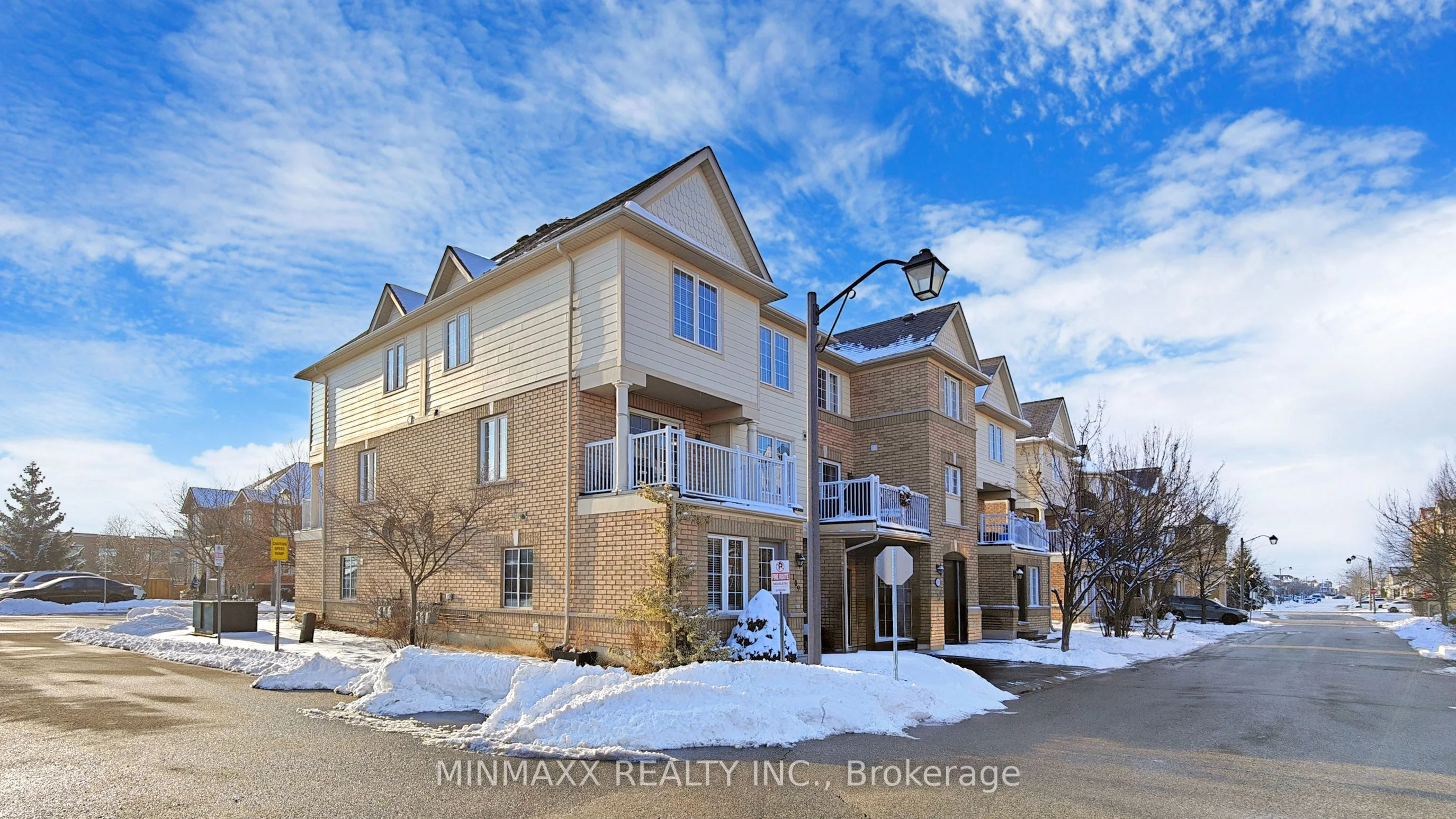 Att/Row/Townhouse in Milton