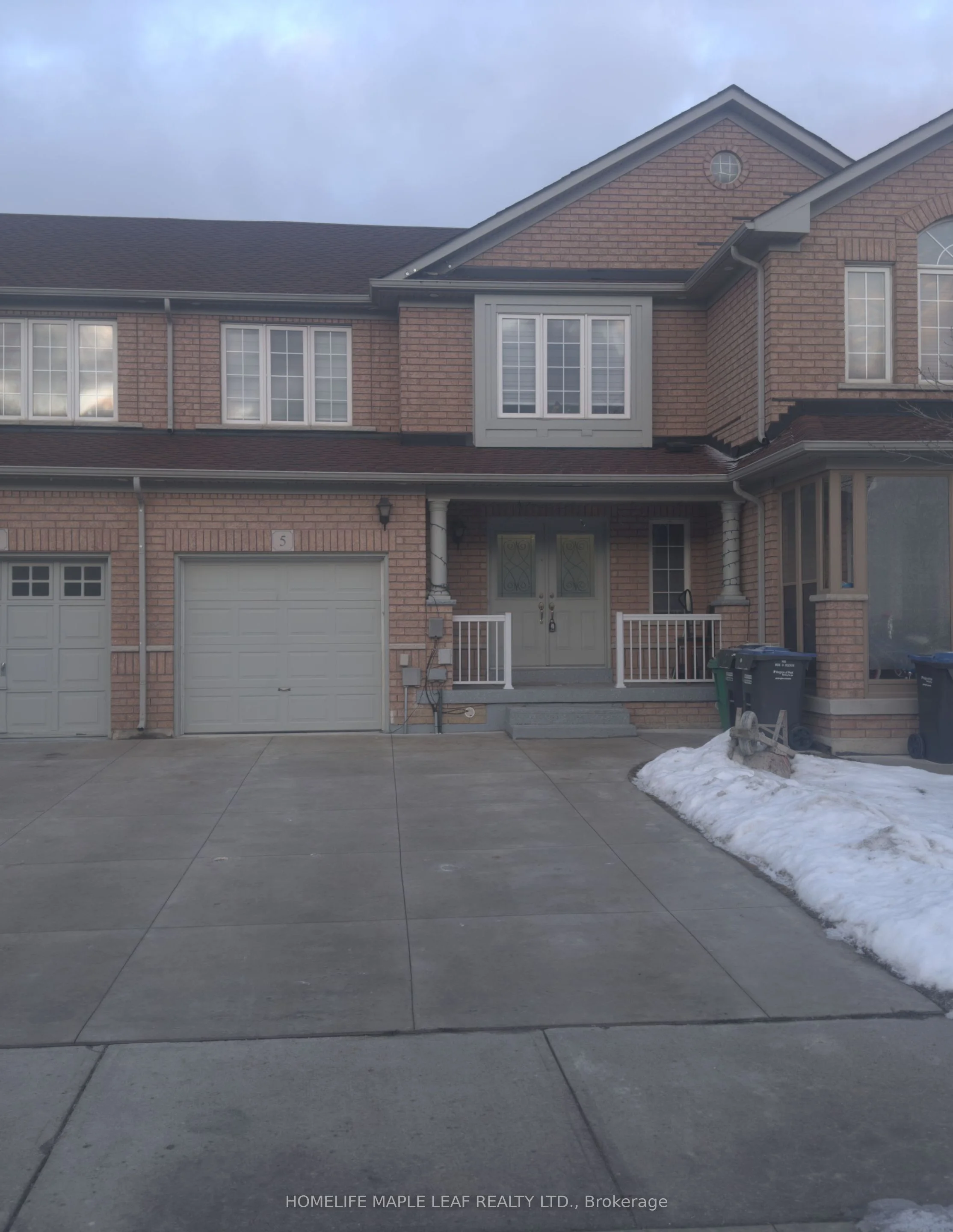 Att/Row/Townhouse in Brampton