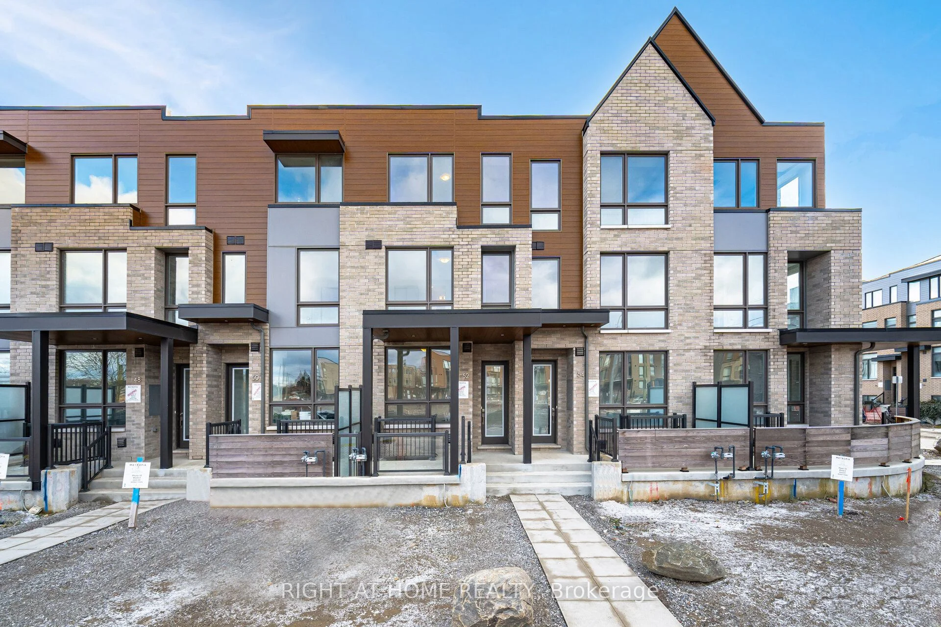 Att/Row/Townhouse in Toronto