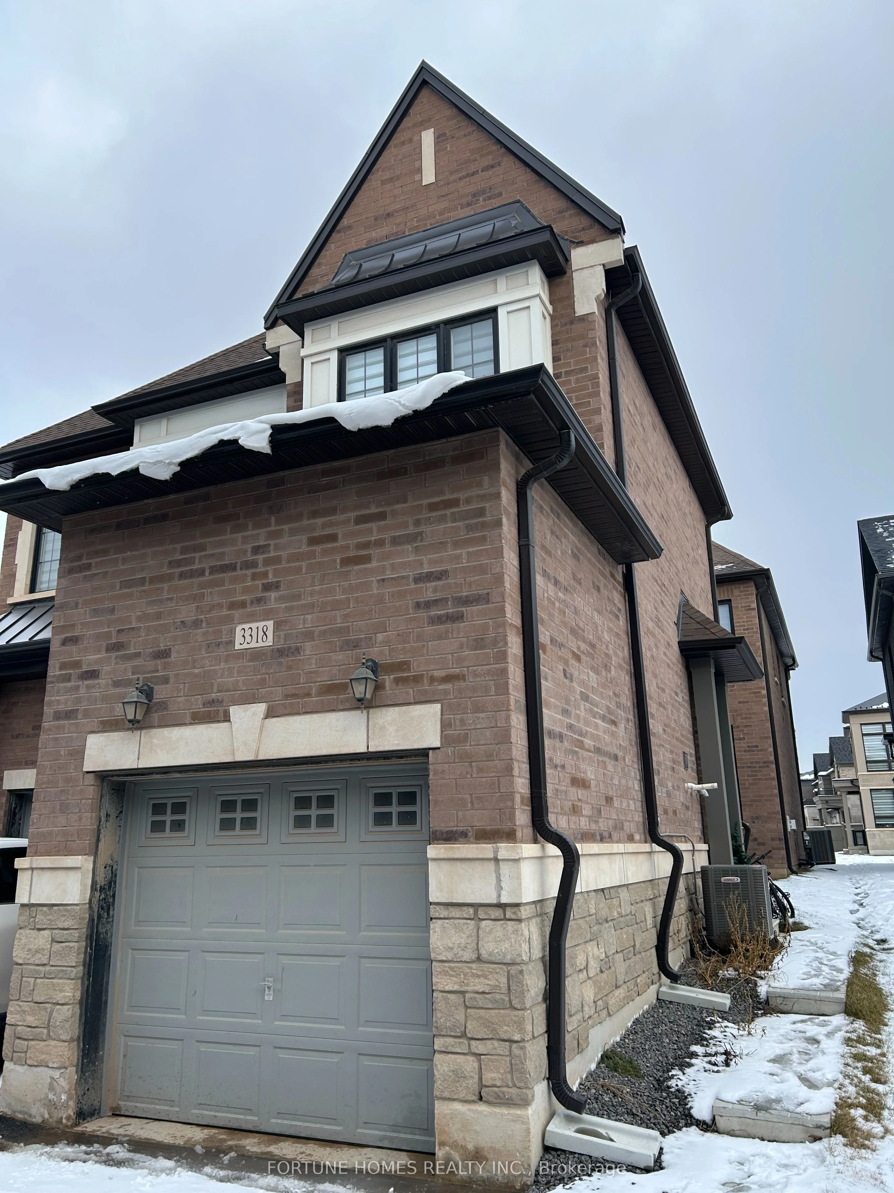 3318 Millicent Avenue Coach, Oakville, On L6h 0z8