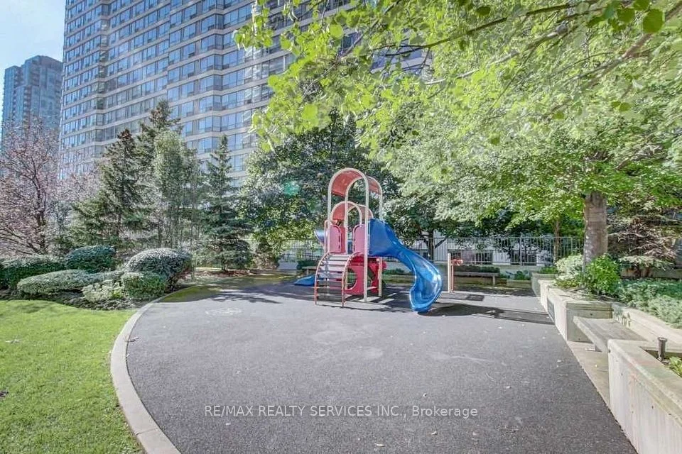 1 Elm Drive W 1210, Mississauga, ON L5B 4M1