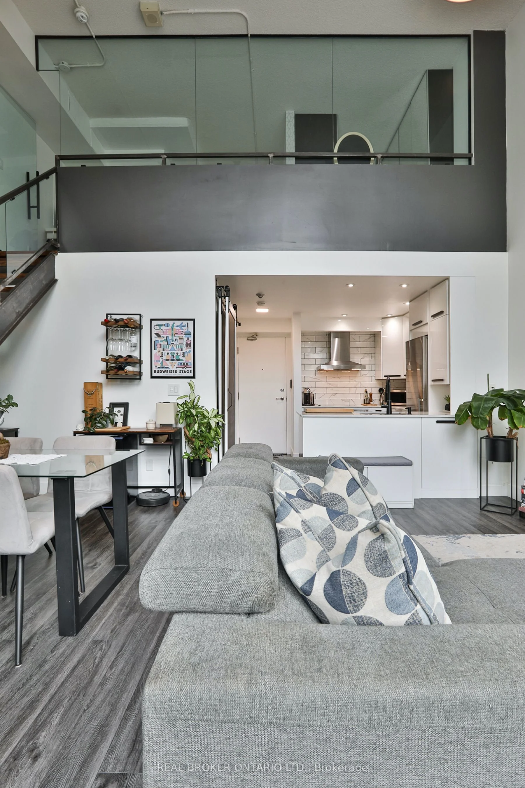 250 Manitoba Street 109, Toronto W06, ON M8Y 4G8