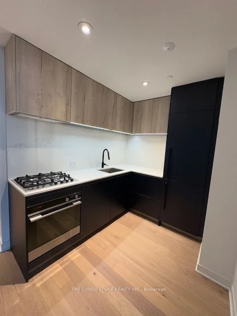 2625 Dundas Street W 512, Toronto W02, On M6p 1x9