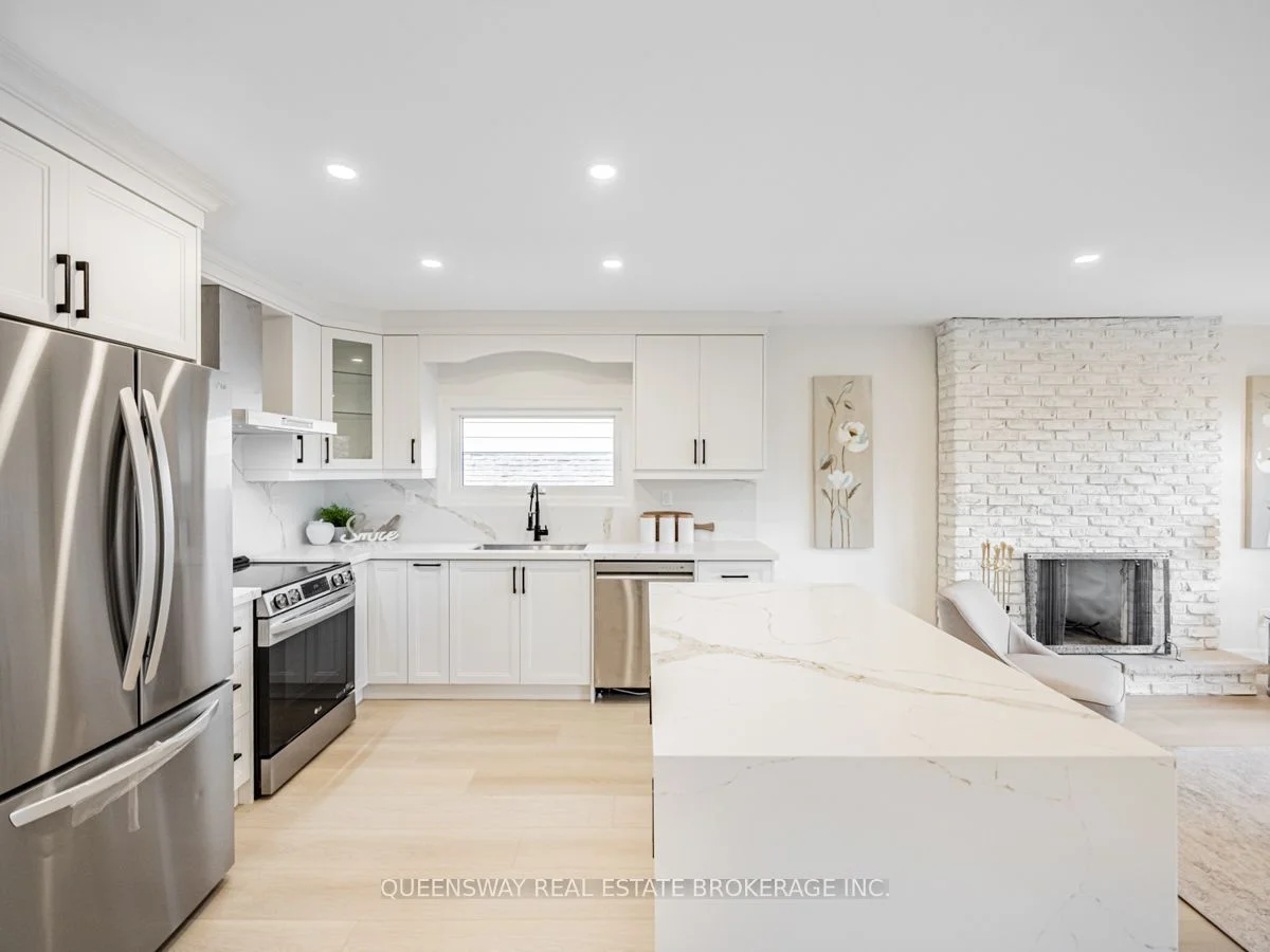 2223 Urwin Crescent, Oakville, ON L6L 2T3