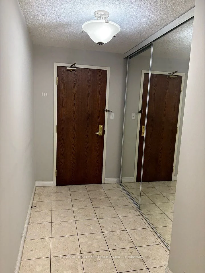 156 Enfield Place 901, Mississauga, ON L5B 4L8