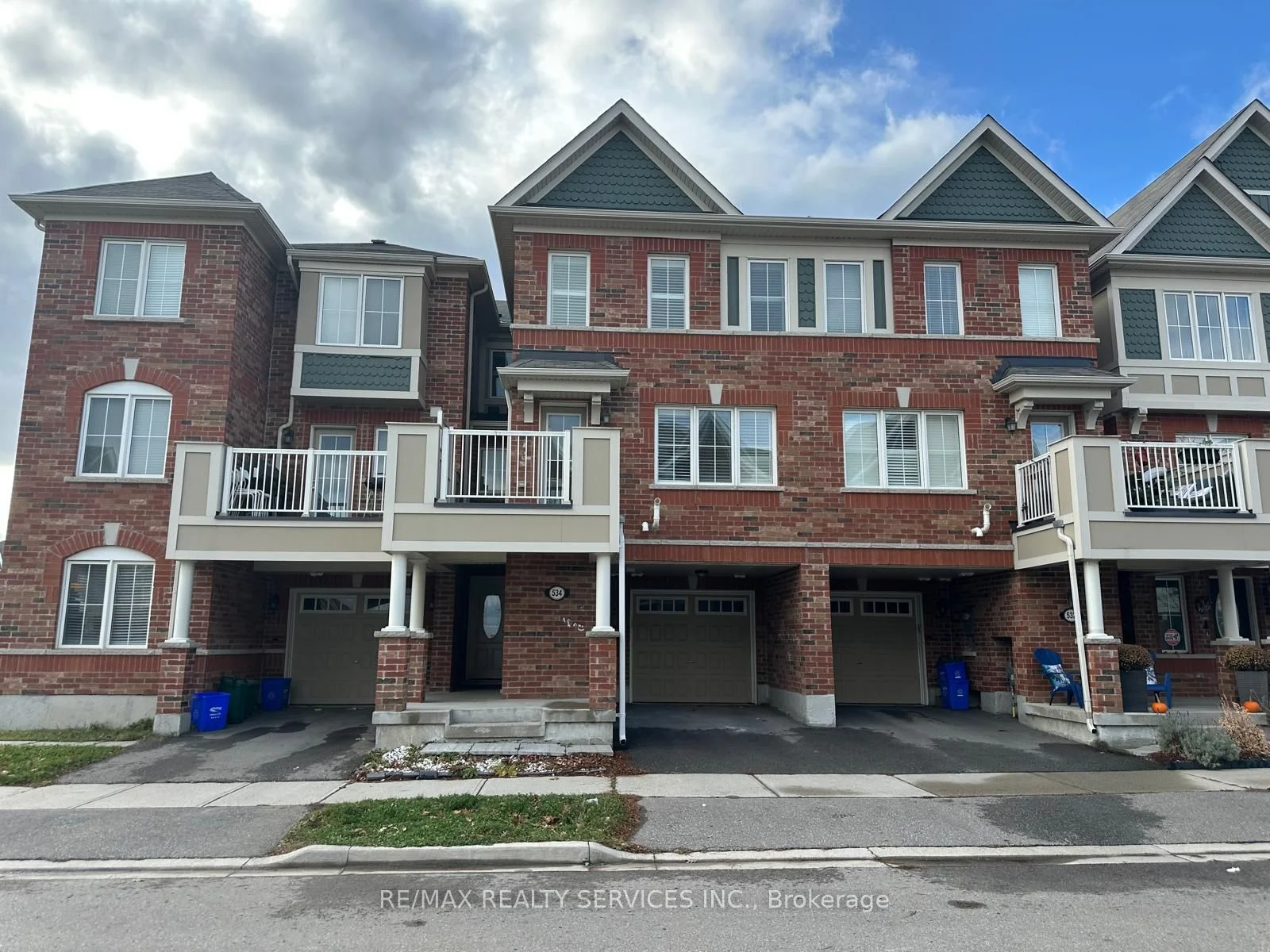 Att/Row/Townhouse in Milton