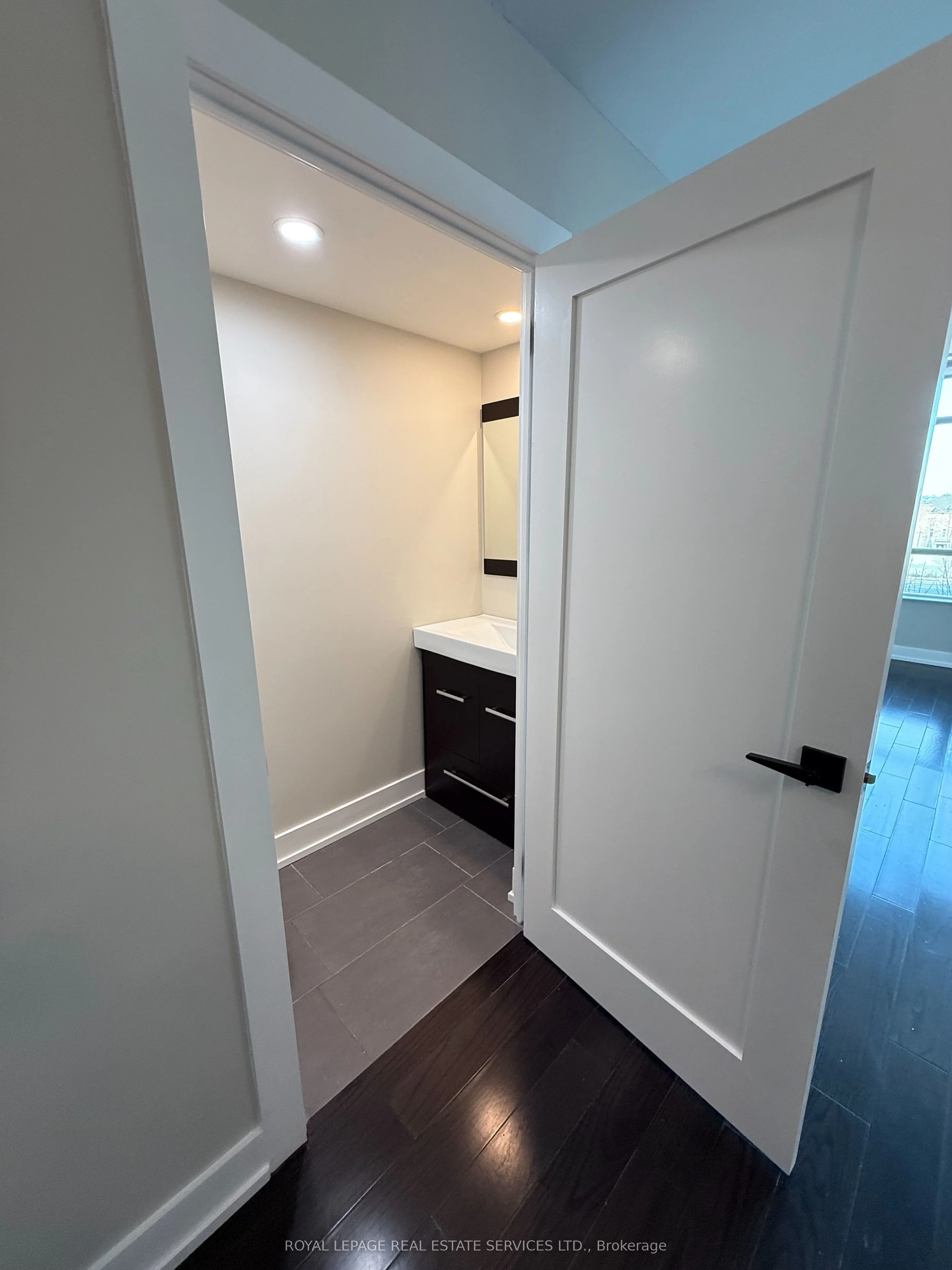 200 Manitoba Street 334, Toronto W06, ON M8Y 3Y9