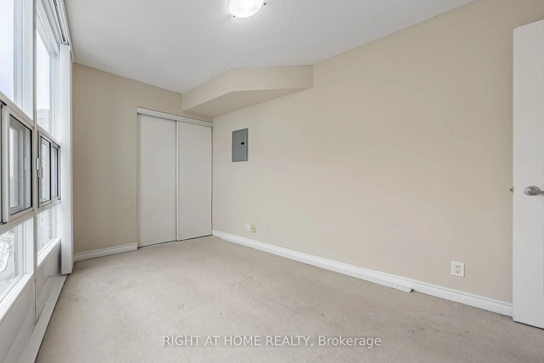 33 Elm Drive W 2105, Mississauga, ON L5B 4M2