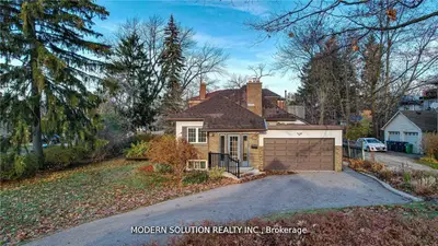 28 Forest Avenue, Mississauga, On L5g 1k8