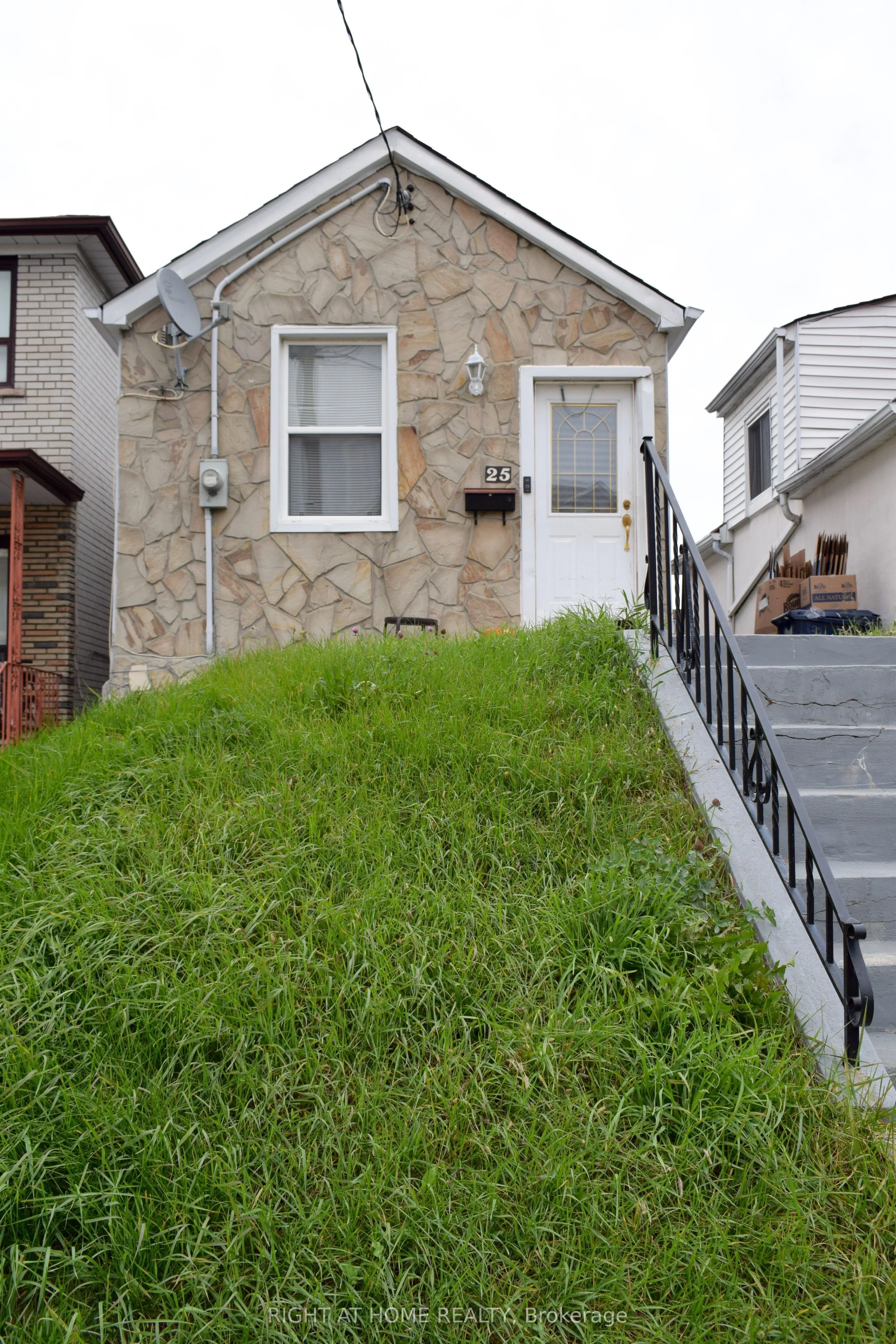 25 Lacey Avenue Main, Toronto W03, On M6m 3l6