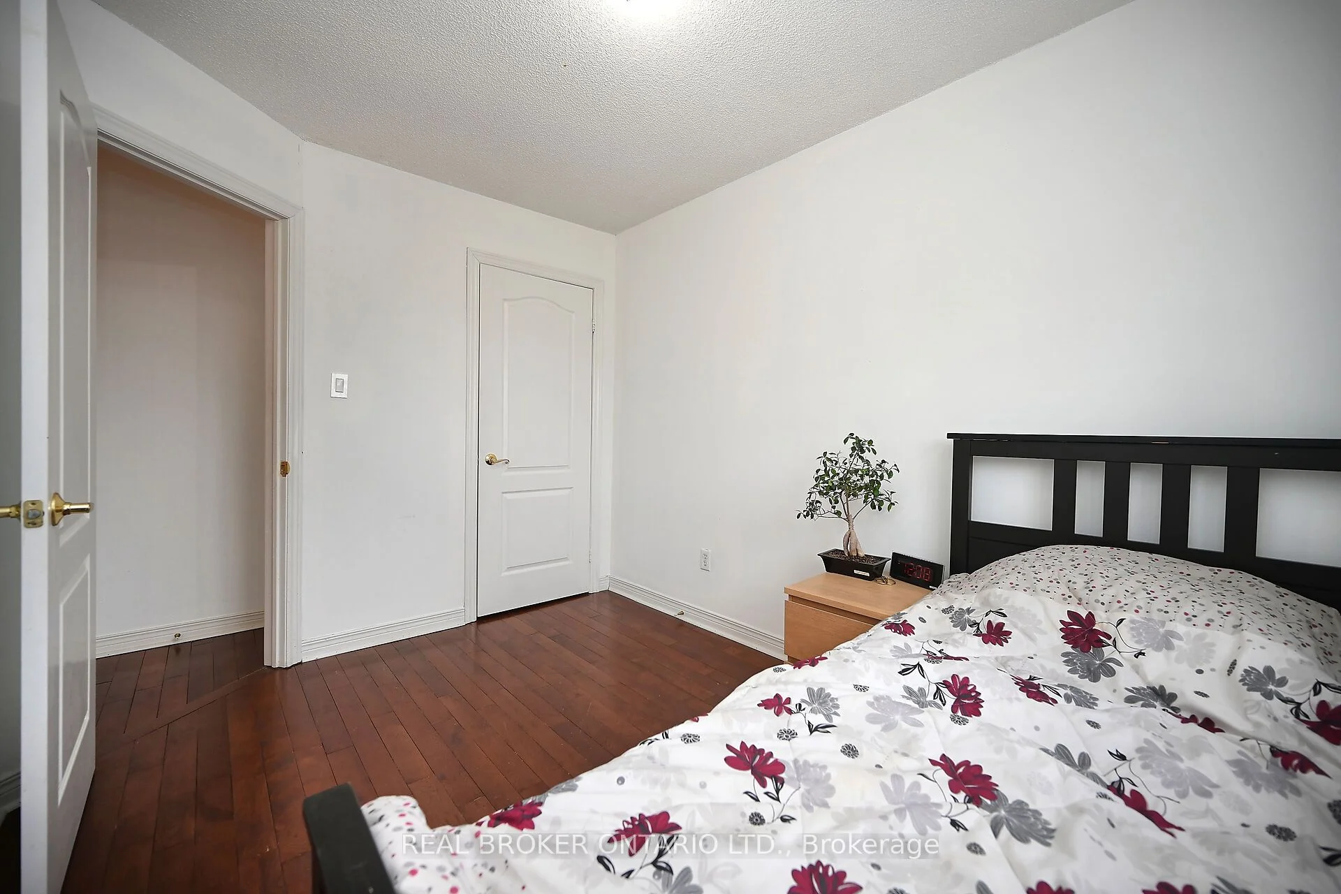 350 Oaktree Circle, Mississauga, ON L5W 1V6