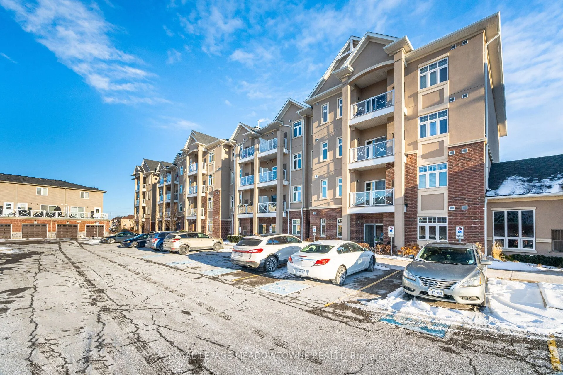 Condo Apartment in Milton