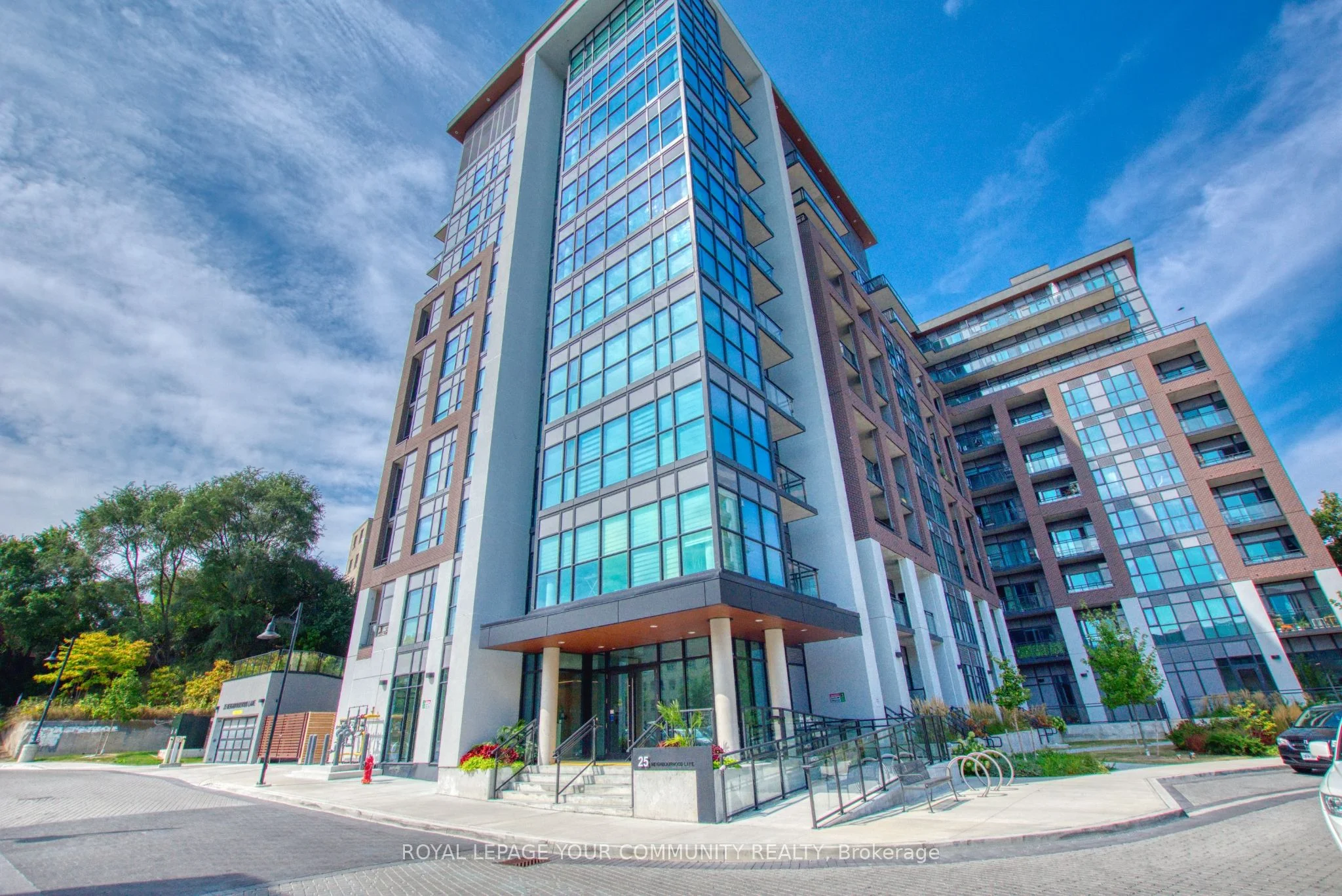 25 Neighbourhood Lane 1007, Toronto W07, On M8y 0c4
