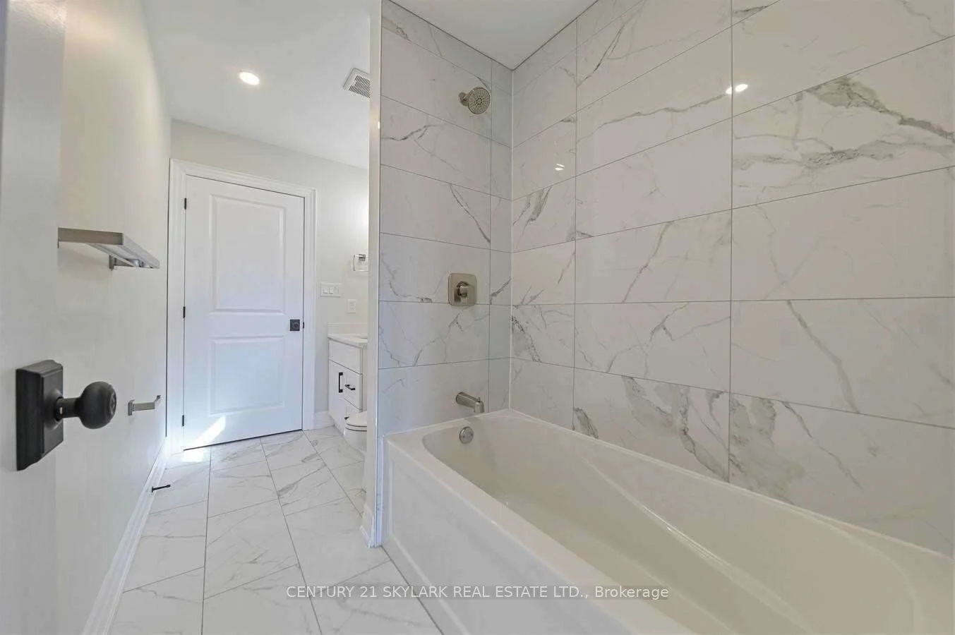 64 Glenhaven Street Upper, Toronto W04, ON M6M 3M3