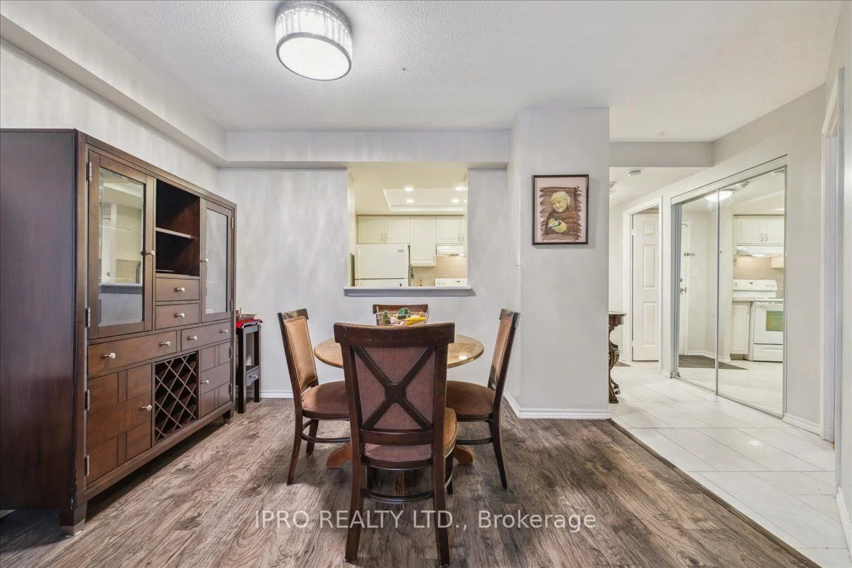 1001 Cedarglen Gate 111, Mississauga, ON L5C 4R2
