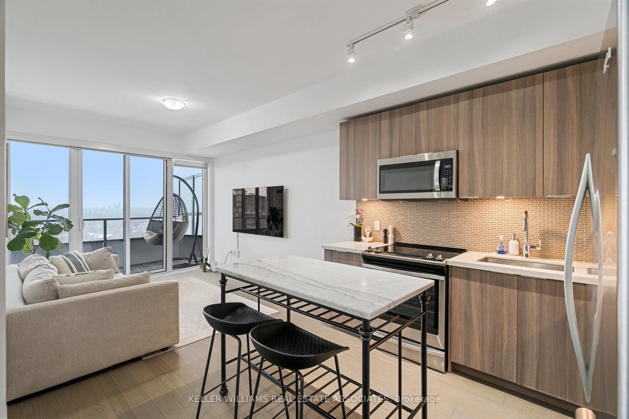 30 Shore Breeze Drive 4121, Toronto W06, On M8v 0j1