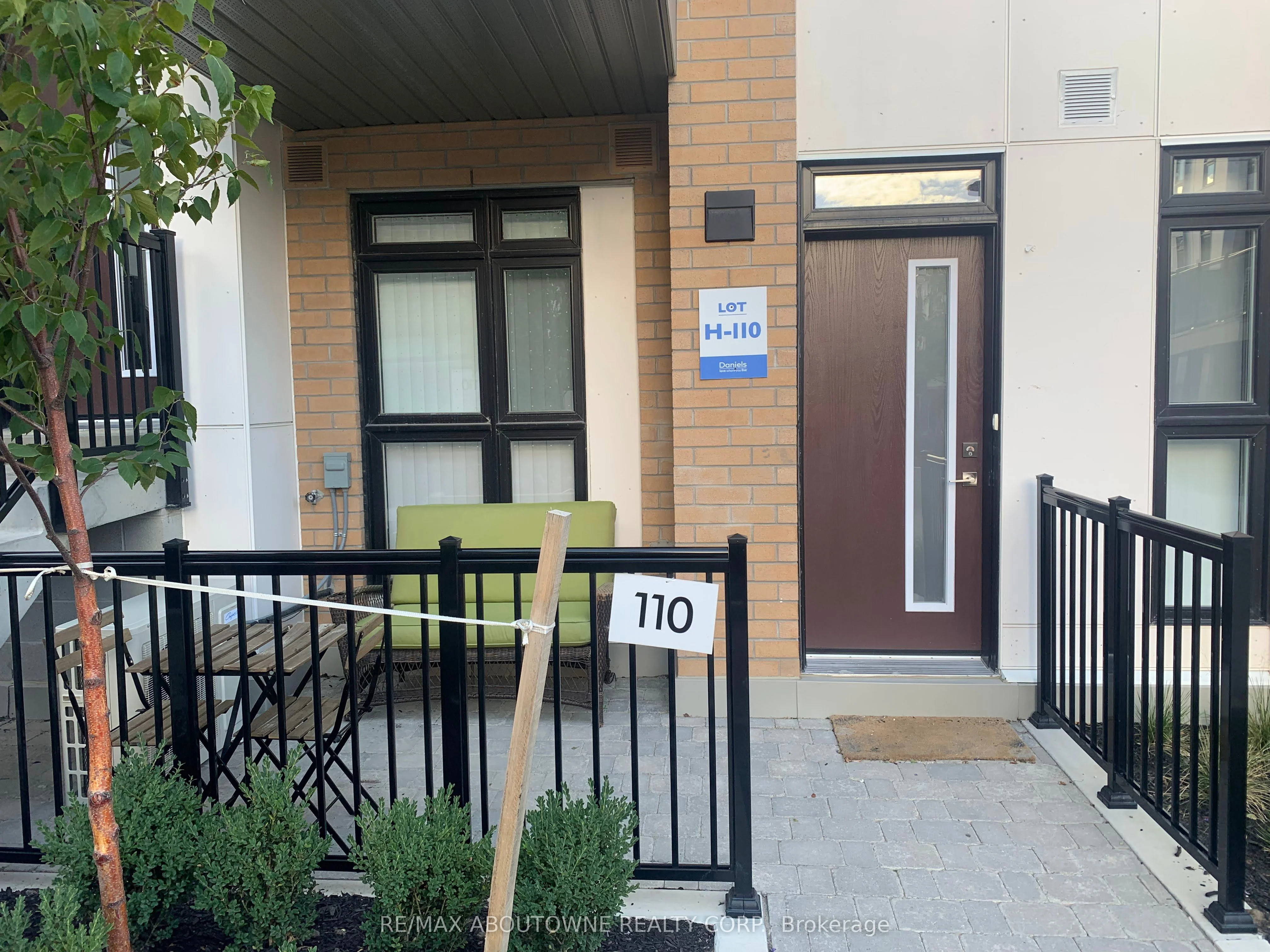 90 Canon Jackson Drive Th110, Toronto W04, On M6m 0c1