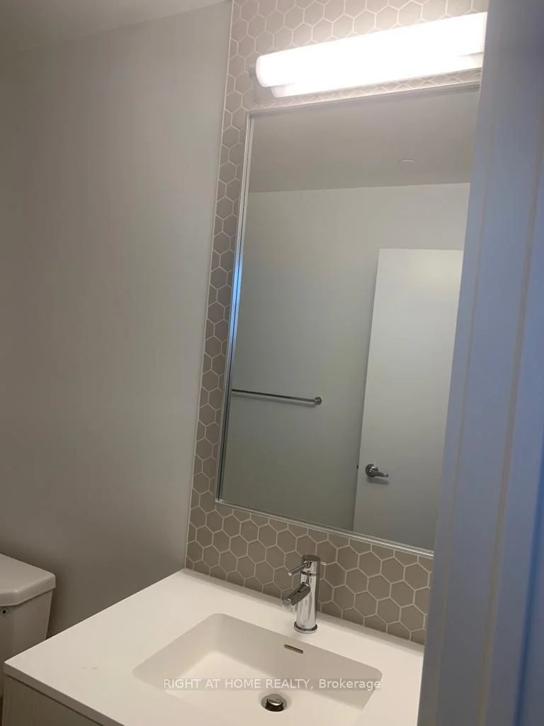 2520 Eglinton Avenue W 1401, Mississauga, ON L5M 0Y4
