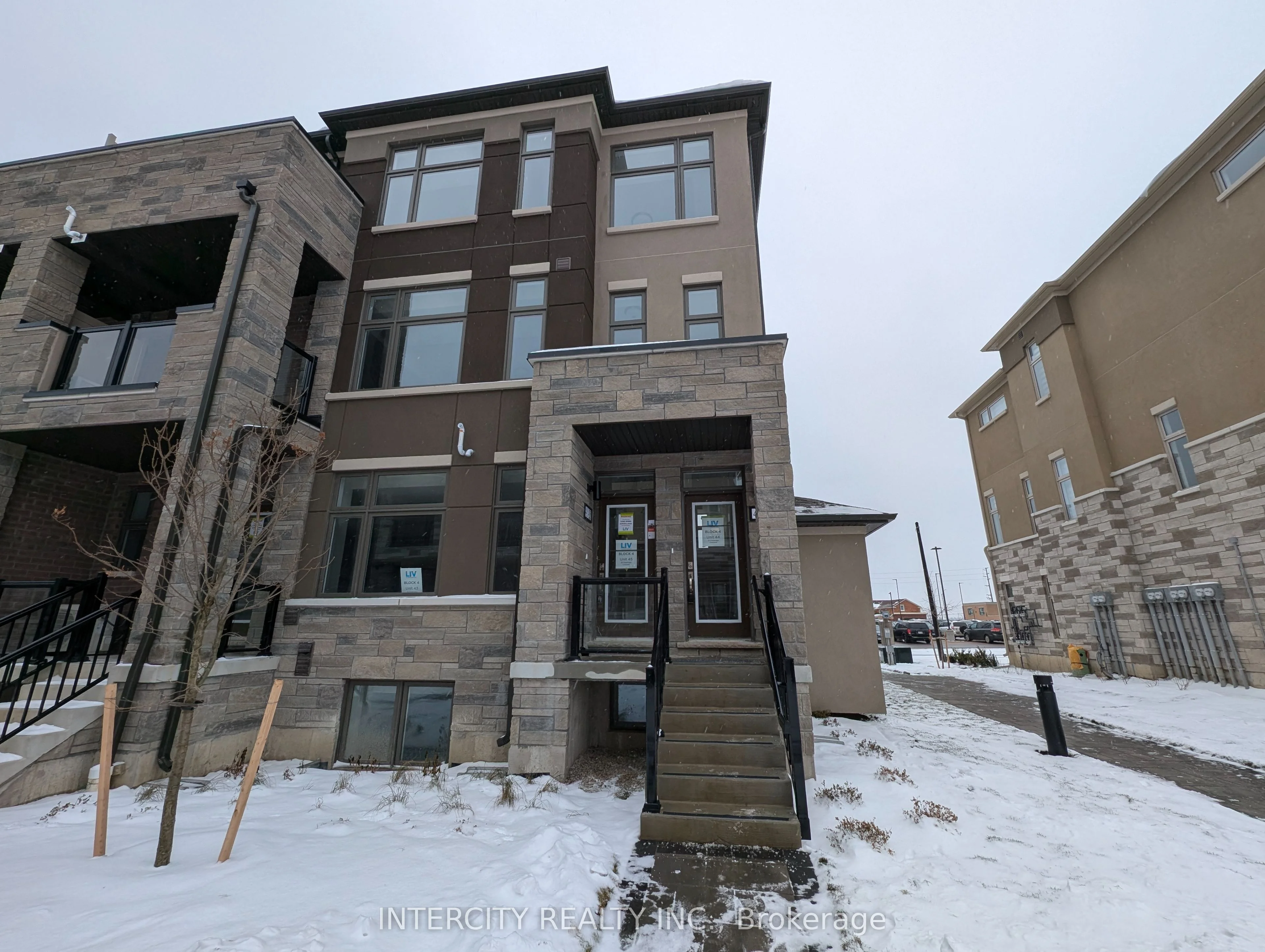 Att/Row/Townhouse in Brampton