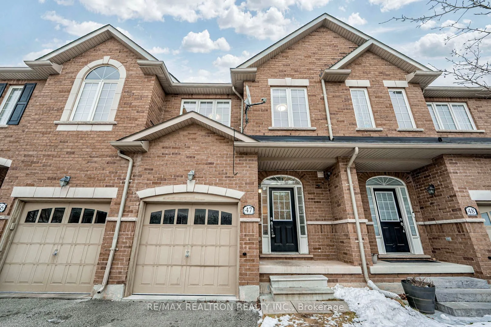 Att/Row/Townhouse in Milton