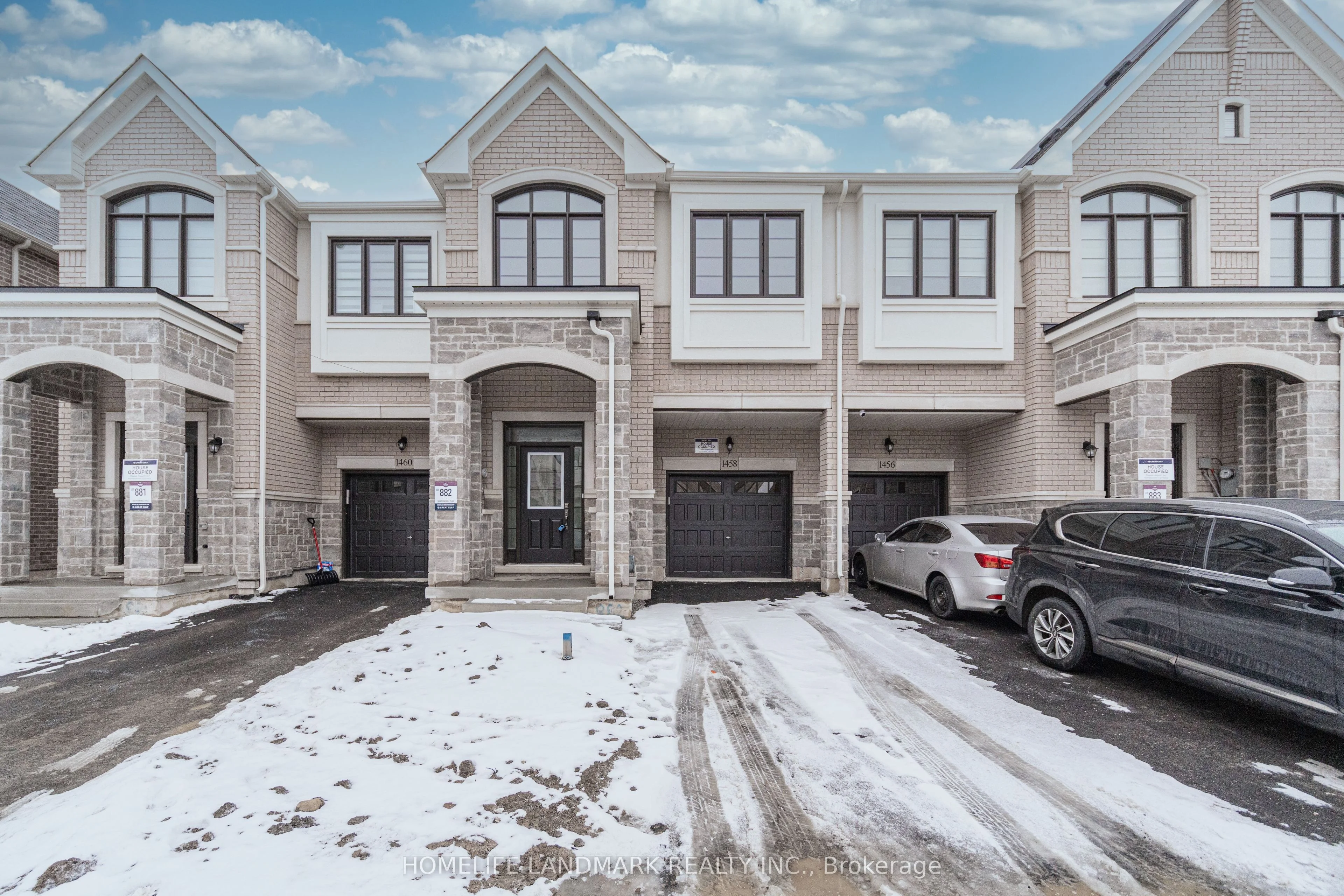 Att/Row/Townhouse in Milton