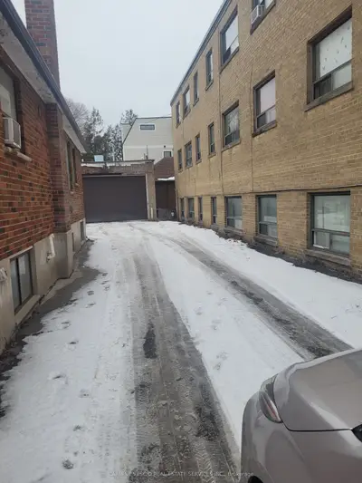2497 Dufferin Street, Toronto W04, On M6b 3r3