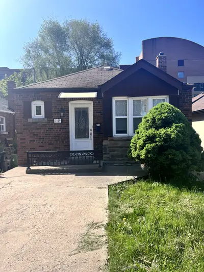 2109 Lawrence Avenue W, Toronto W09, On M9n 1h7