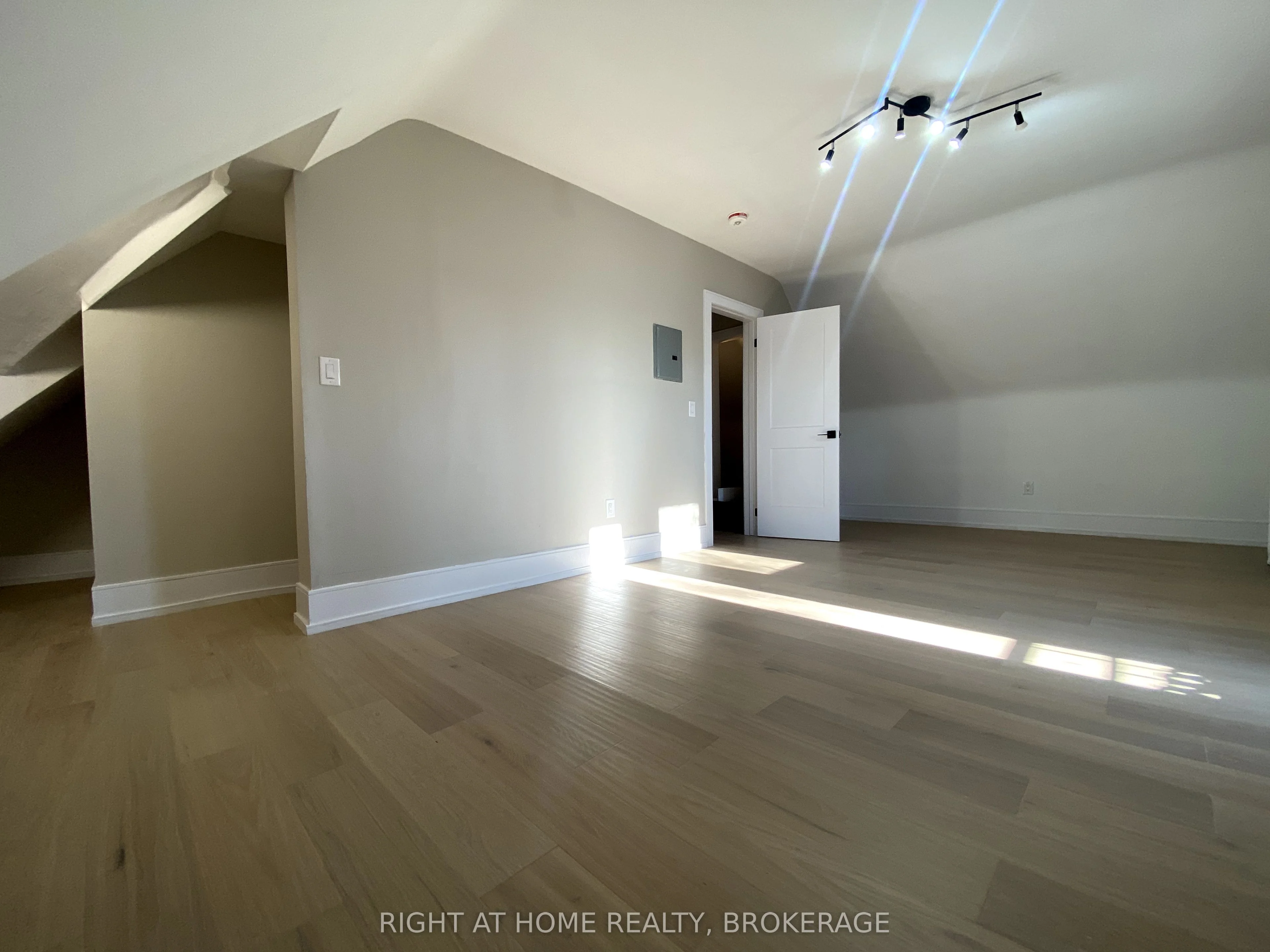 313 Indian Road 301, Toronto W01, ON M6R 2X9