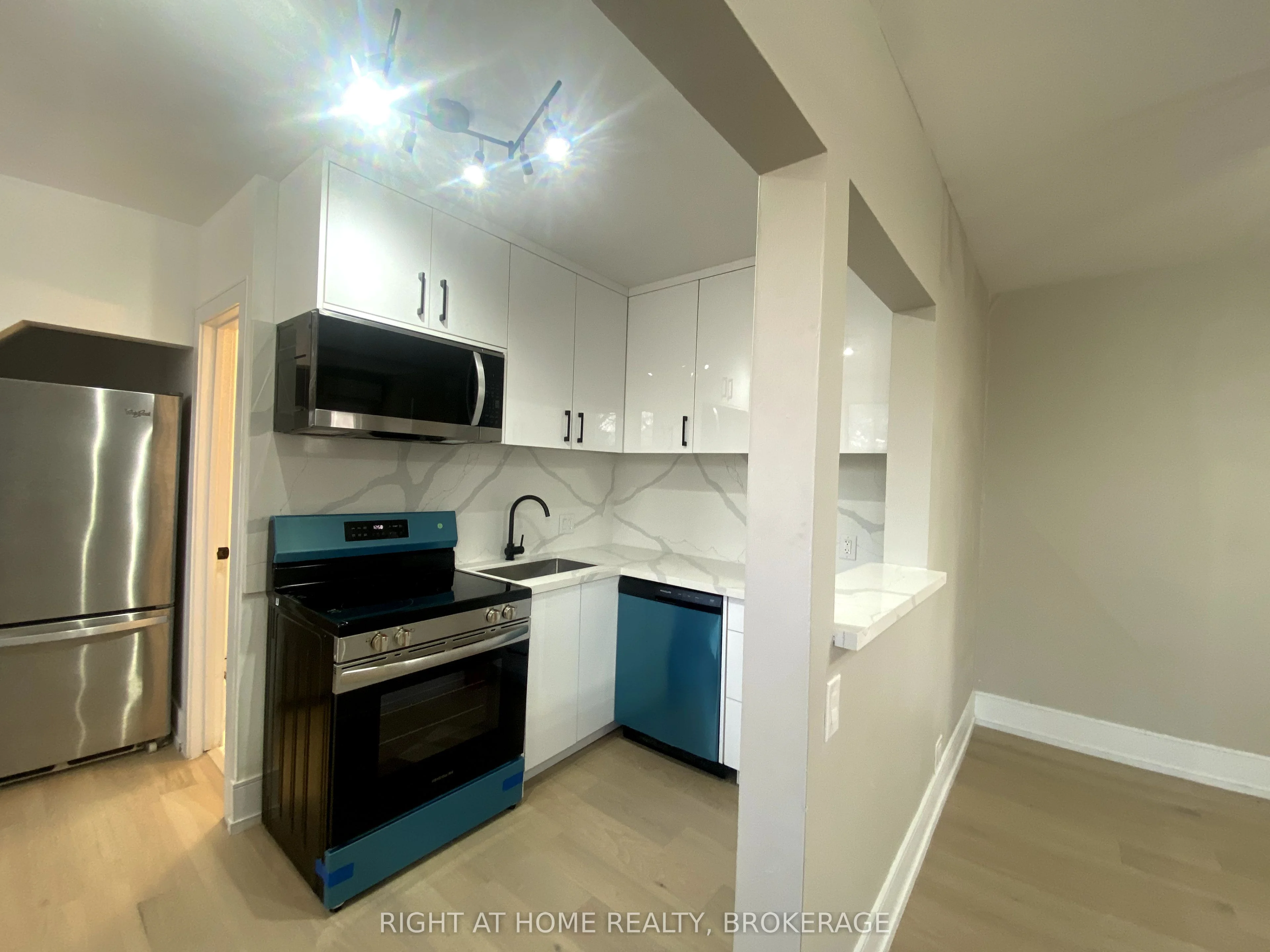 313 Indian Road 201, Toronto W01, ON M6R 2X9